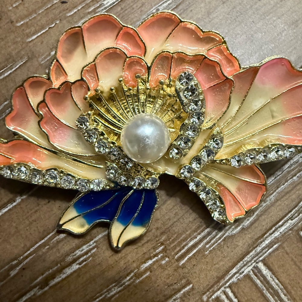 Elegant Floral Brooch with Pearl and Crystals